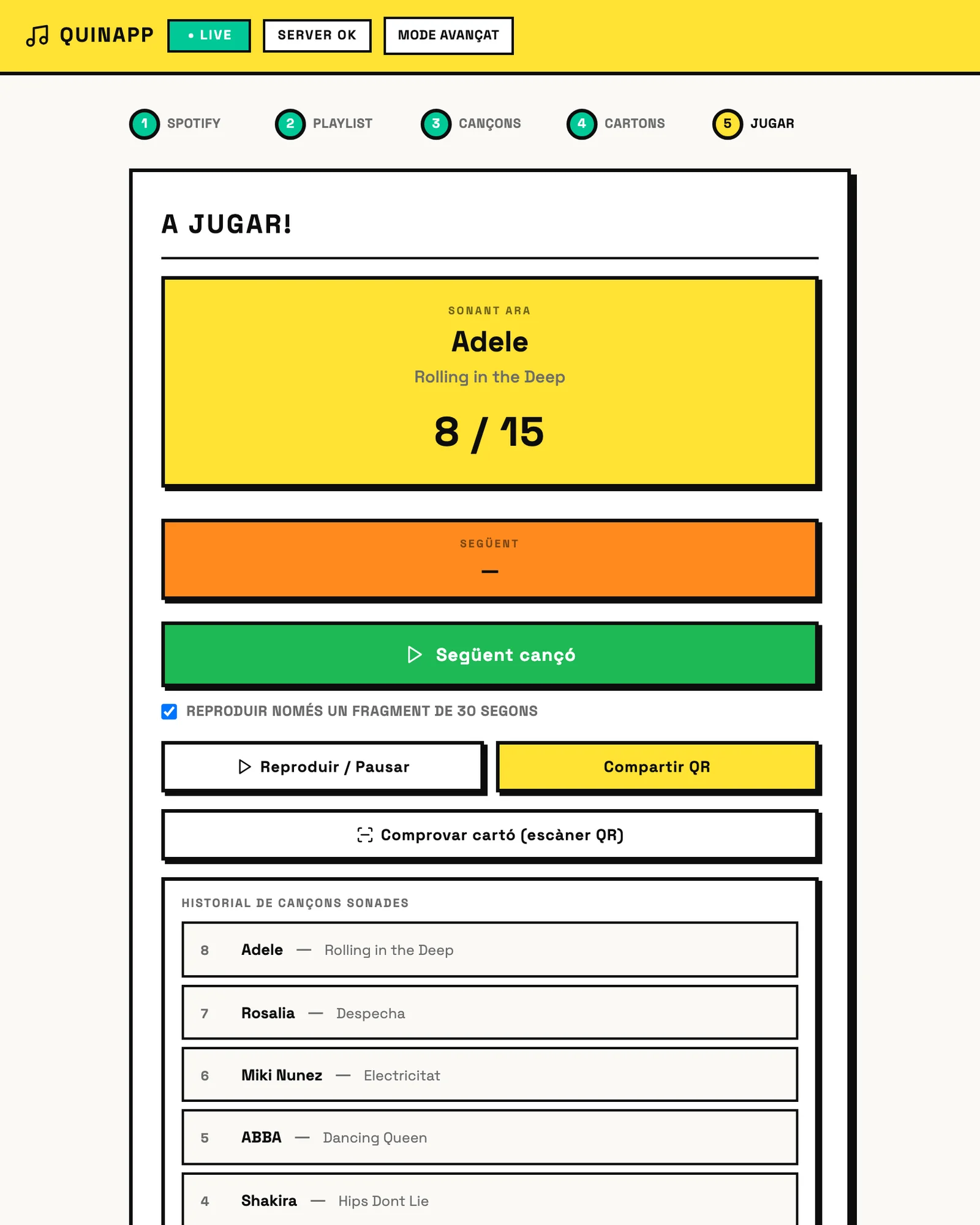 La pantalla de joc de QUINAPP: la cançó actual, 8 de 15 sonades i la llista de cançons sortejades